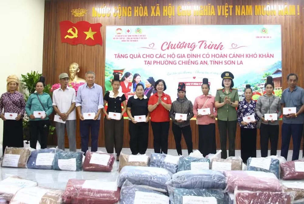 Ấm áp những phần quà nghĩa tình đến với người dân Sơn La - ảnh 1