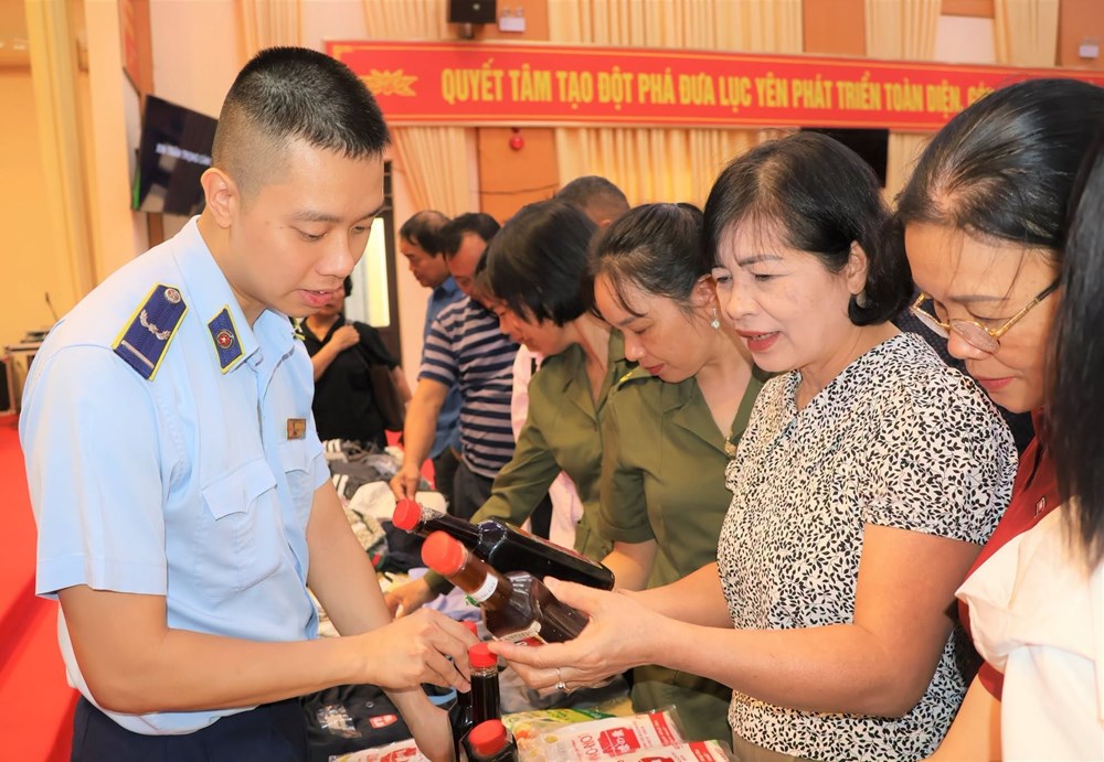 Lào Cai hướng dẫn người dân nhận diện hàng thật, hàng giả - ảnh 2