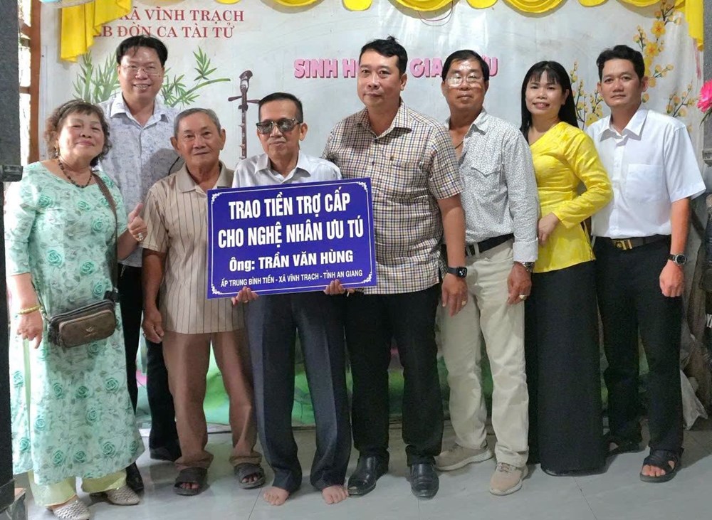 Xã Vĩnh Trạch trao trợ cấp cho Nghệ nhân Ưu tú Trần Văn Hùng - ảnh 1