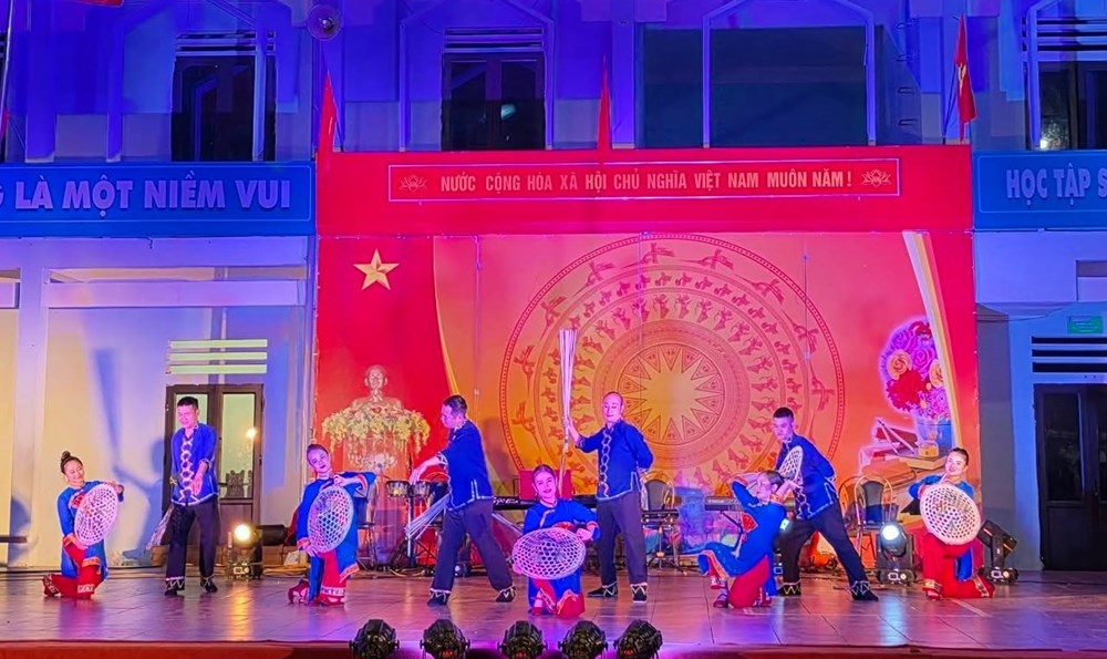 Xúc động chương trình nghệ thuật tri ân các Anh hùng liệt sĩ tại Bắc Quang - ảnh 5