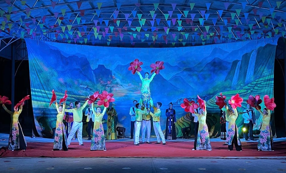 Mang lời ca, tiếng hát đến với nhân dân vùng cao Lào Cai - ảnh 5