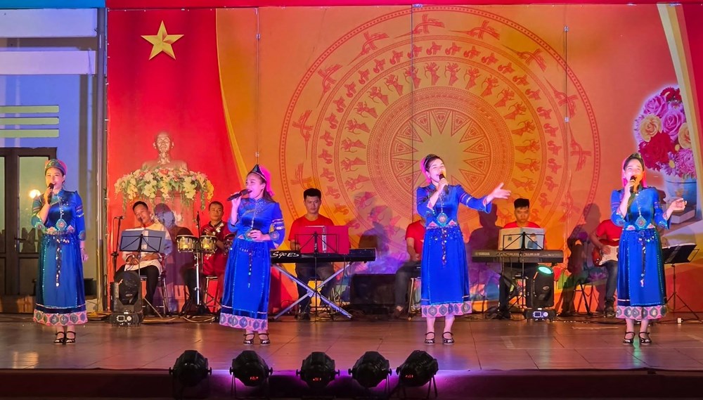 Xúc động chương trình nghệ thuật tri ân các Anh hùng liệt sĩ tại Bắc Quang - ảnh 4
