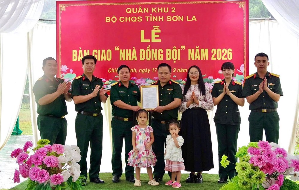 Bàn giao “Nhà đồng đội” tặng gia đình quân nhân tại phường Chiềng Sinh - ảnh 1
