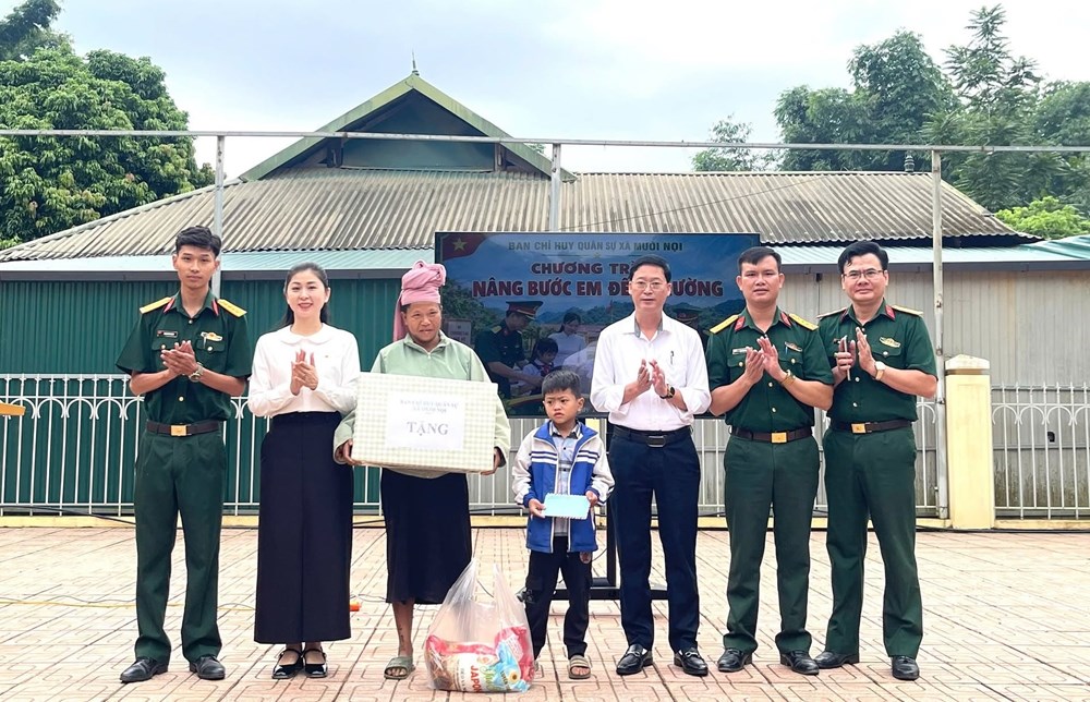 Sơn La: Ban CHQS xã Muổi Nọi đỡ đầu học sinh có hoàn cảnh khó khăn - ảnh 1