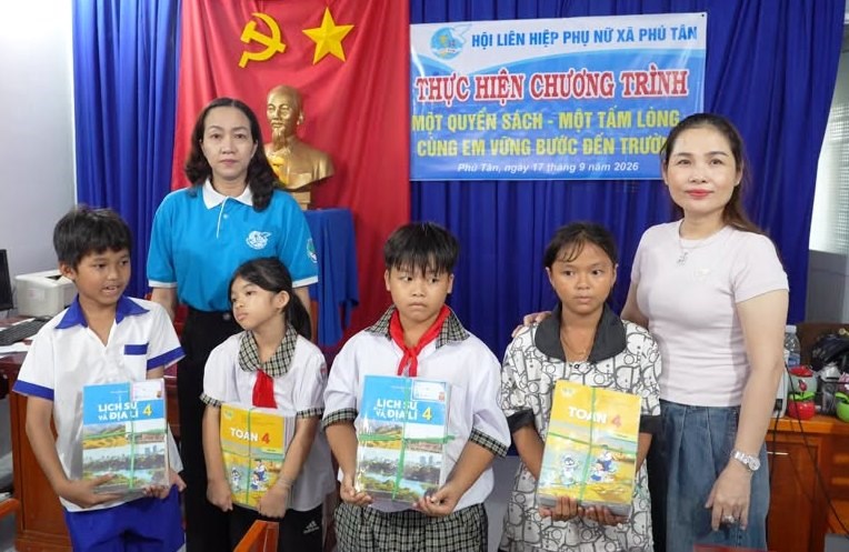 An Giang: Mạnh thường quân góp sức cùng em vững bước đến trường  - ảnh 1