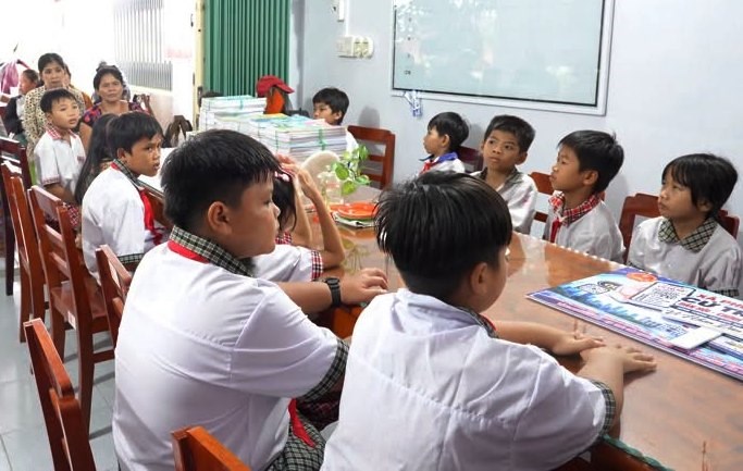 An Giang: Mạnh thường quân góp sức cùng em vững bước đến trường  - ảnh 2