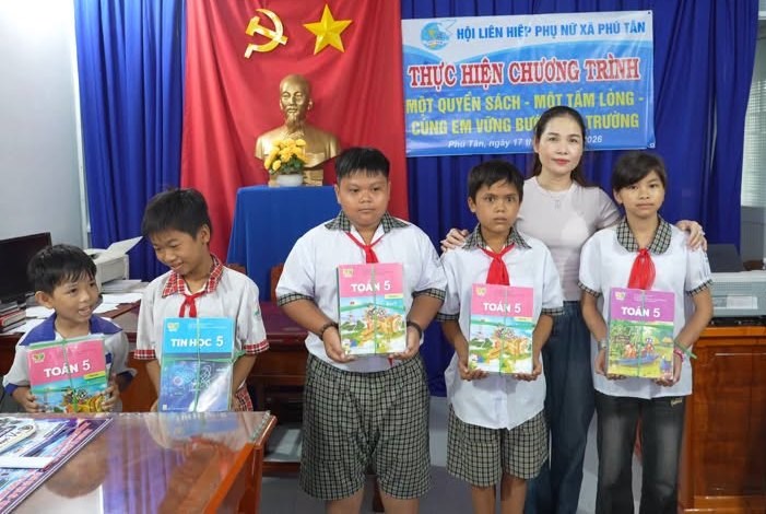 An Giang: Mạnh thường quân góp sức cùng em vững bước đến trường  - ảnh 3