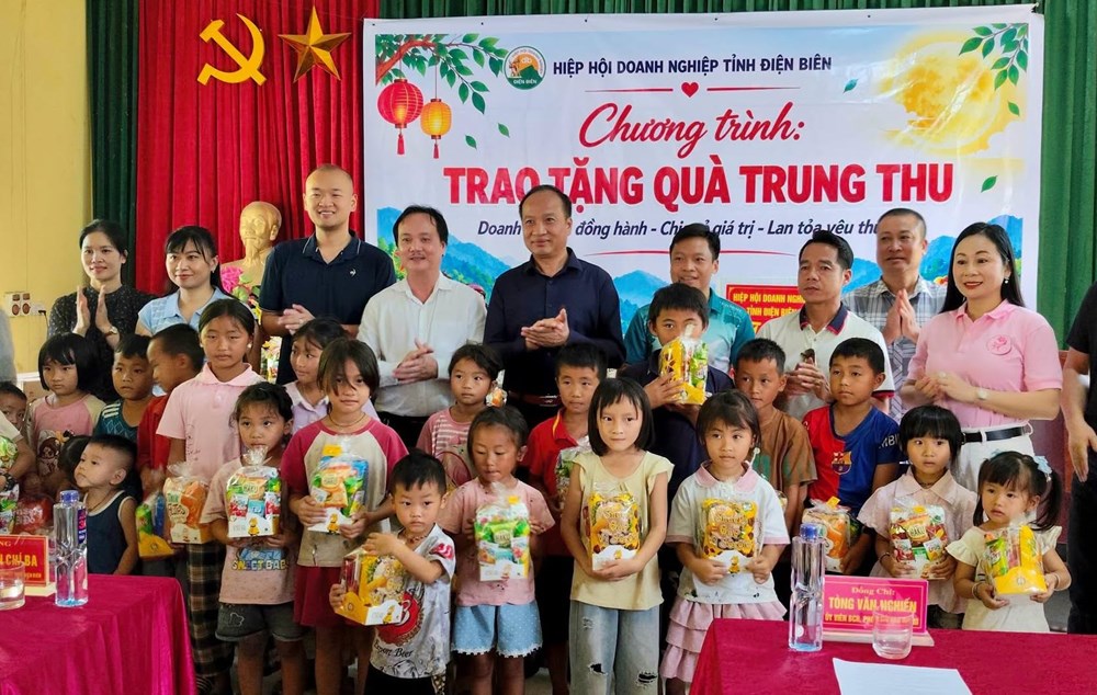 400 suất quà Trung thu đến với thiếu nhi quê hương Anh hùng liệt sĩ Vừ A Dính - ảnh 1