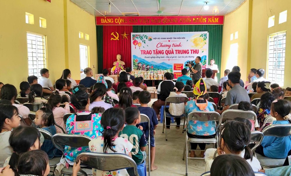 400 suất quà Trung thu đến với thiếu nhi quê hương Anh hùng liệt sĩ Vừ A Dính - ảnh 2