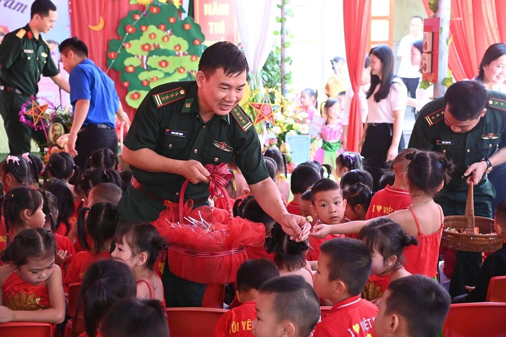 Trao 100 suất quà và 200 lá cờ Tổ quốc tại xã biên giới Mẫu Sơn - ảnh 2