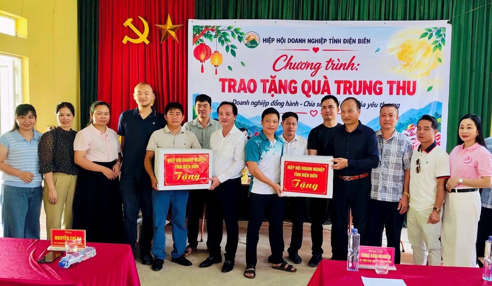 400 suất quà Trung thu đến với thiếu nhi quê hương Anh hùng liệt sĩ Vừ A Dính - ảnh 4
