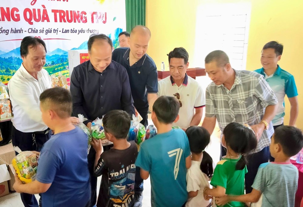 400 suất quà Trung thu đến với thiếu nhi quê hương Anh hùng liệt sĩ Vừ A Dính - ảnh 3