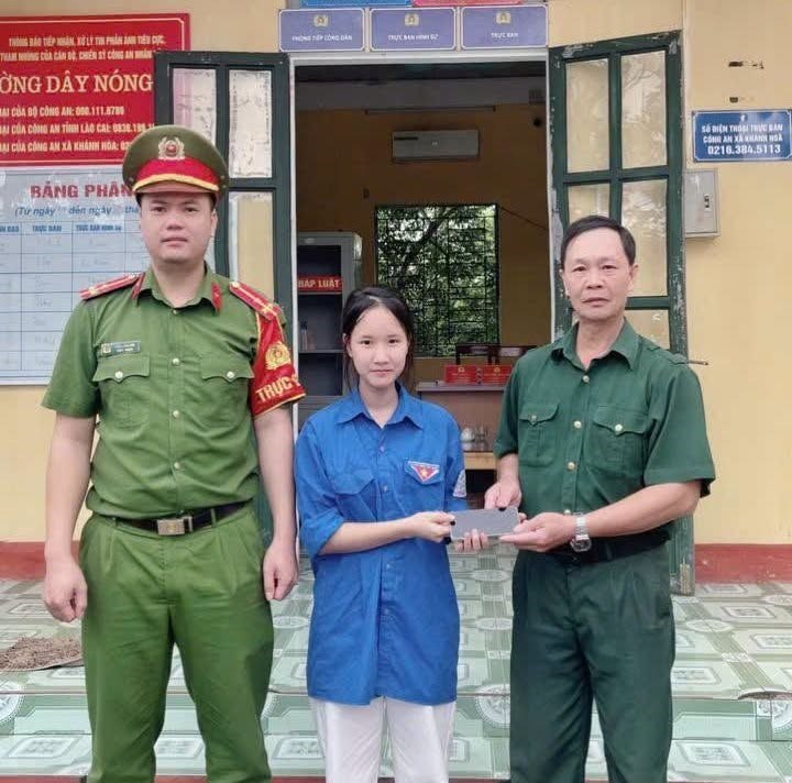 Nhặt được điện thoại và ví, hai người dân Lào Cai nhờ công an tìm người đánh rơi - ảnh 1