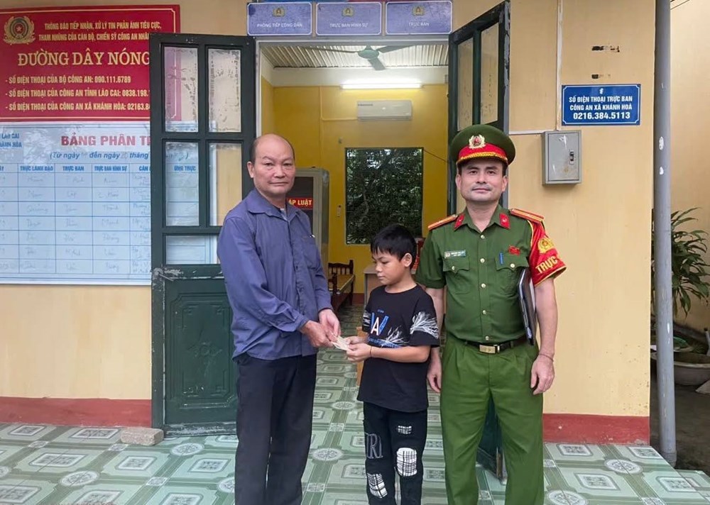 Nhặt được điện thoại và ví, hai người dân Lào Cai nhờ công an tìm người đánh rơi - ảnh 2