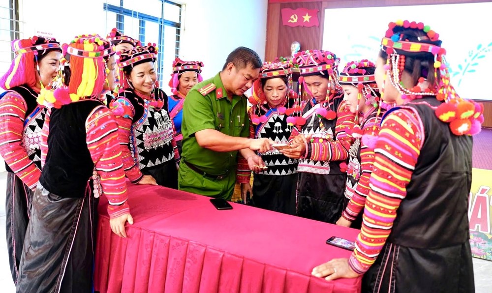 Đưa kỹ năng số đến phụ nữ vùng biên Sín Thầu - ảnh 2