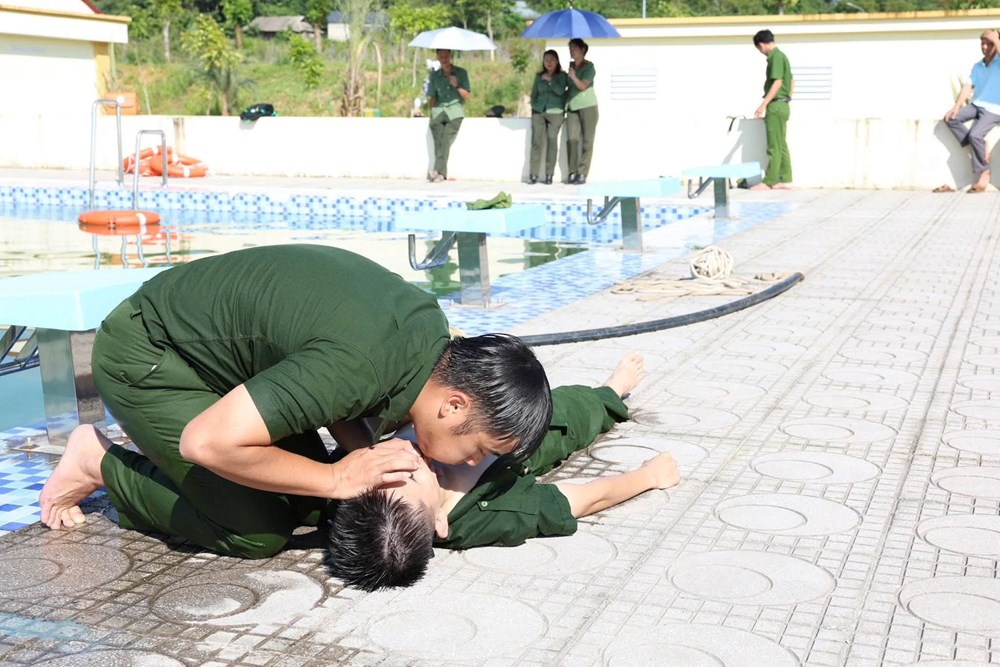 Công an Lai Châu nâng cao kỹ năng bơi cứu hộ, cứu nạn - ảnh 2