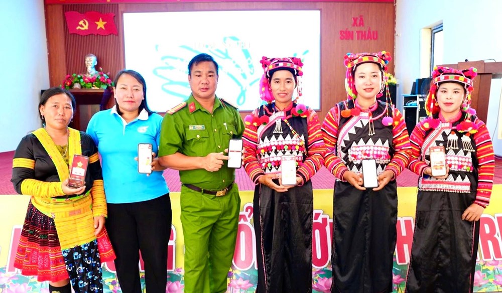 Đưa kỹ năng số đến phụ nữ vùng biên Sín Thầu - ảnh 3