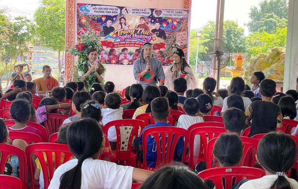 Các nghệ sĩ cùng mang Trung thu đến với trẻ em dân tộc Khmer vùng biên giới - ảnh 1
