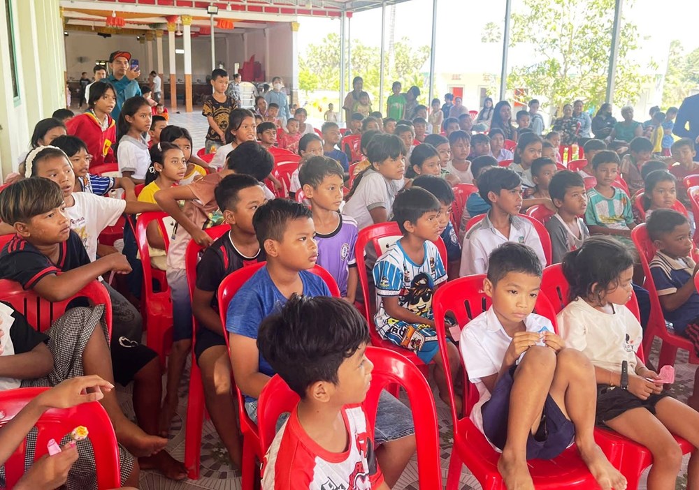 Các nghệ sĩ cùng mang Trung thu đến với trẻ em dân tộc Khmer vùng biên giới - ảnh 2