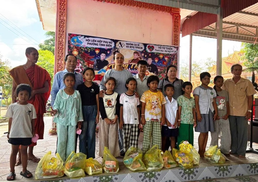 Các nghệ sĩ cùng mang Trung thu đến với trẻ em dân tộc Khmer vùng biên giới - ảnh 3