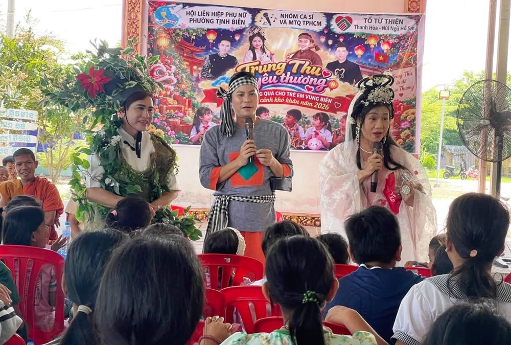 Các nghệ sĩ cùng mang Trung thu đến với trẻ em dân tộc Khmer vùng biên giới - ảnh 4