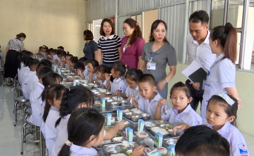 Chăm lo bữa ăn bán trú cho học sinh xã vùng cao Thanh Nưa - ảnh 1