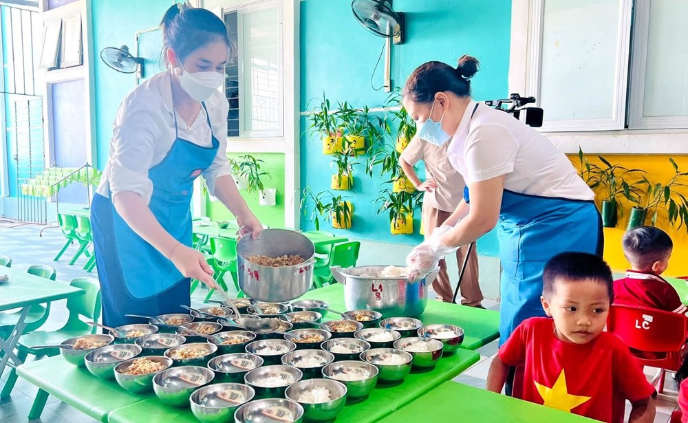 Chăm lo bữa ăn bán trú cho học sinh xã vùng cao Thanh Nưa - ảnh 2