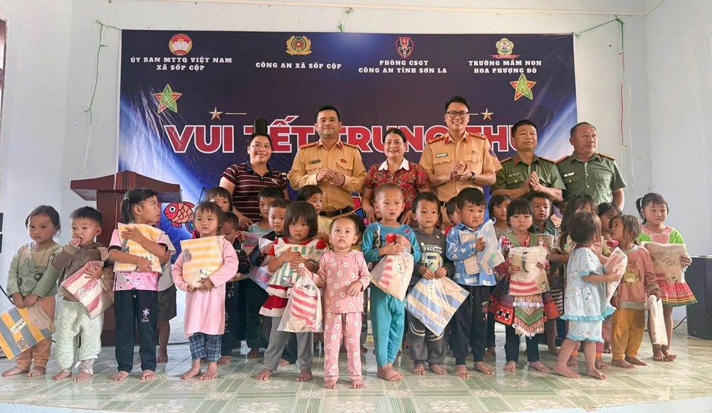 Mang Trung thu ấm áp đến với trẻ em Mông vùng cao Hua Lạnh - ảnh 2