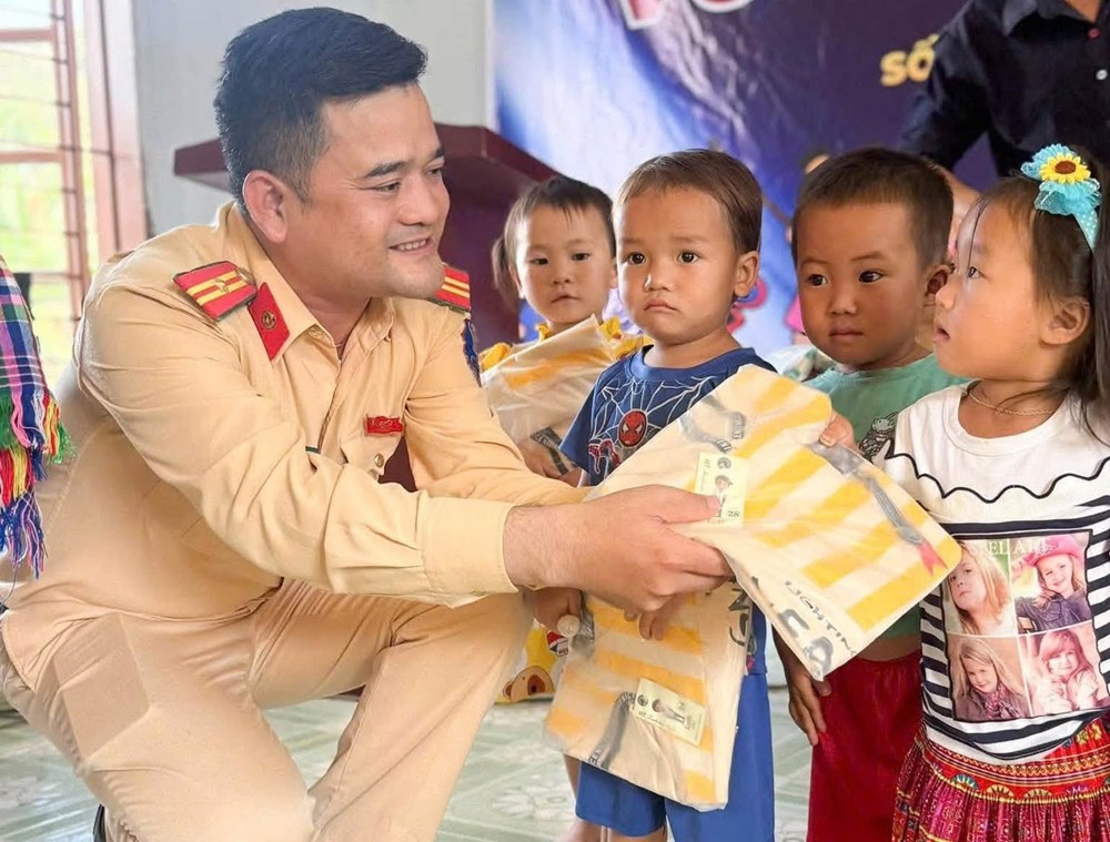 Mang Trung thu ấm áp đến với trẻ em Mông vùng cao Hua Lạnh - ảnh 3