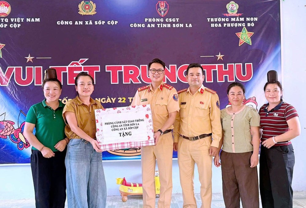 Mang Trung thu ấm áp đến với trẻ em Mông vùng cao Hua Lạnh - ảnh 1