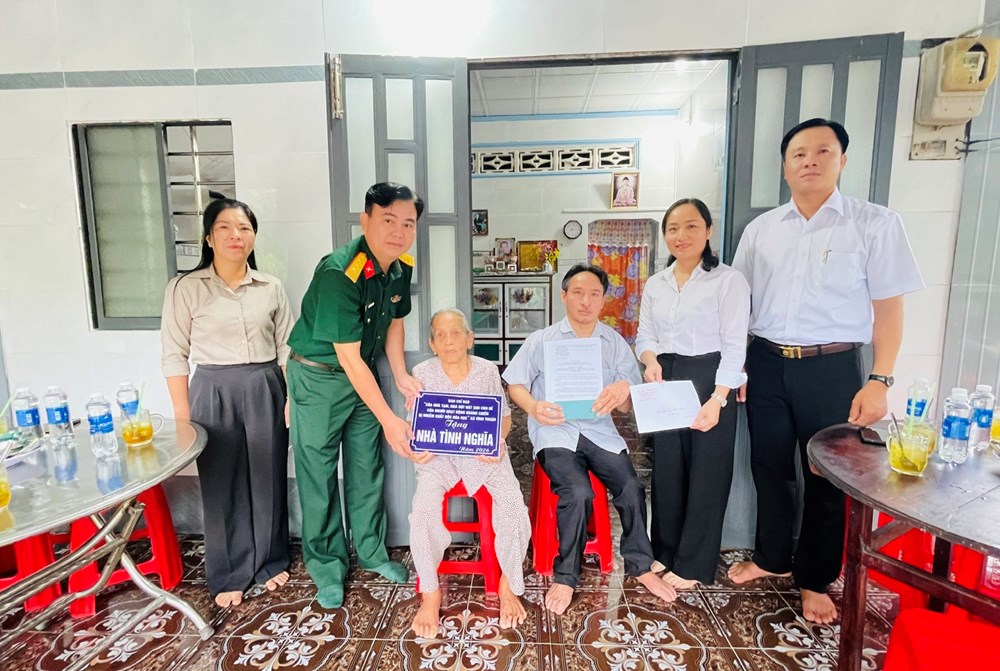 An Giang: Bàn giao nhà ở cho gia đình người có công tại xã Vĩnh Thuận - ảnh 1