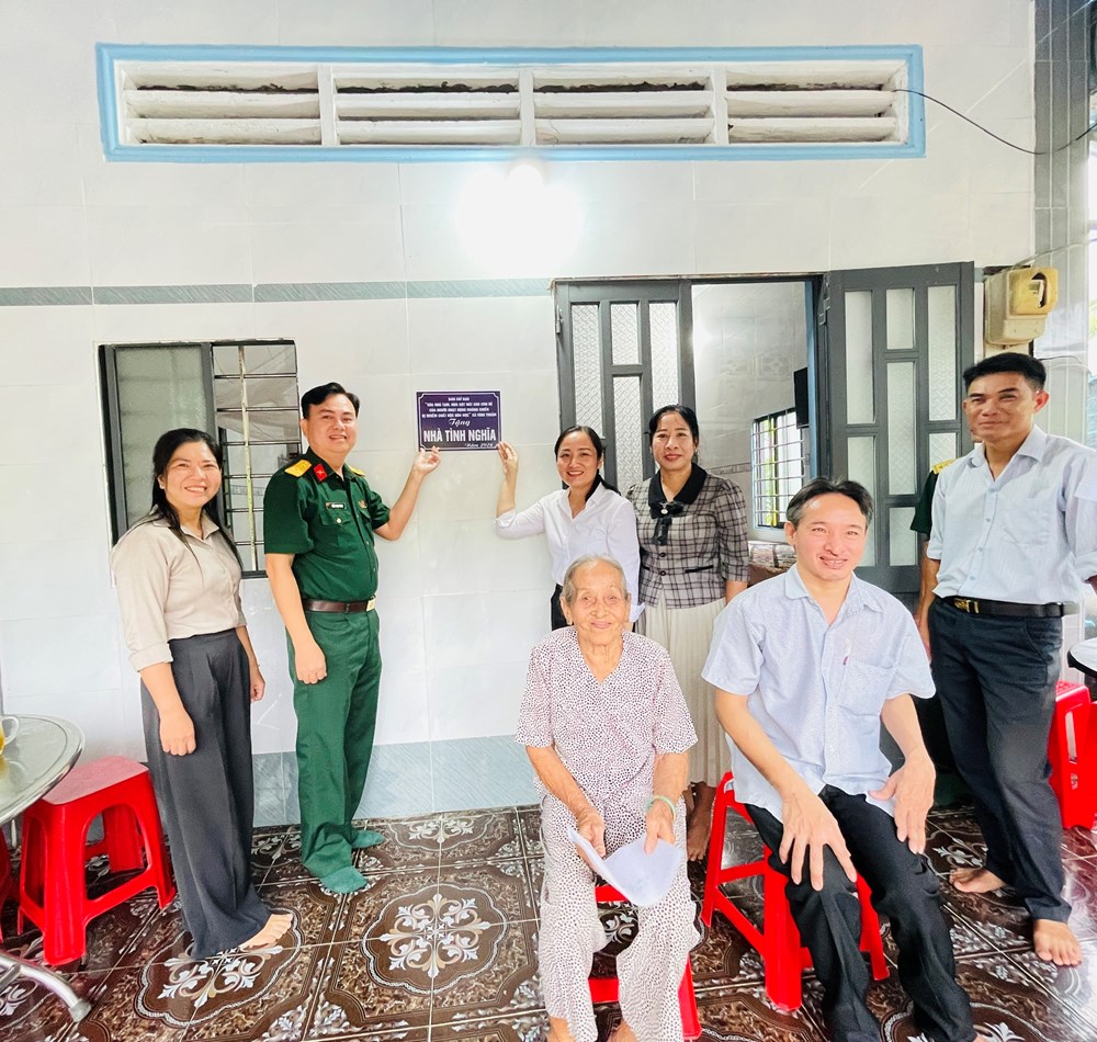 An Giang: Bàn giao nhà ở cho gia đình người có công tại xã Vĩnh Thuận - ảnh 2