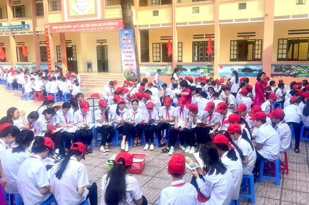 “Trang sách kể chuyện Bác Hồ” đến với học sinh Lào Cai - ảnh 4
