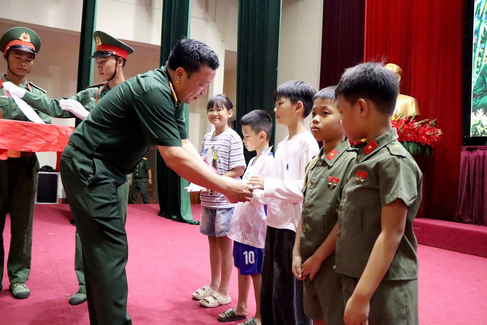 Mang niềm vui Trung thu đến con em cán bộ, chiến sĩ Lai Châu - ảnh 1