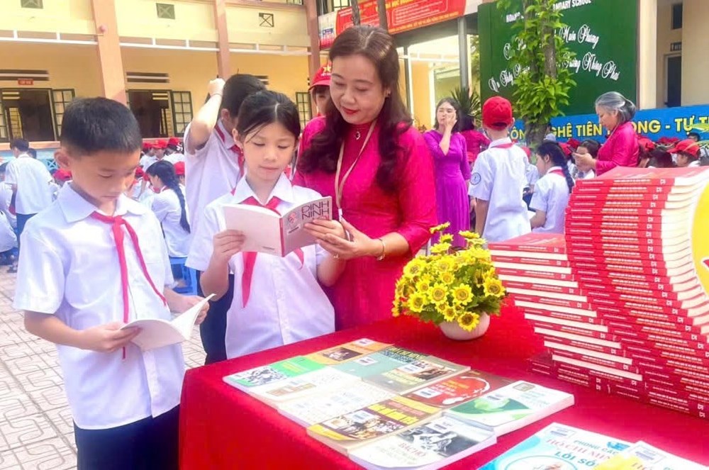 “Trang sách kể chuyện Bác Hồ” đến với học sinh Lào Cai - ảnh 2