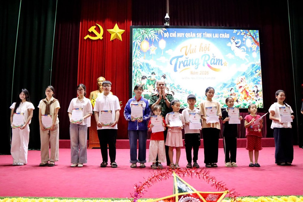 Mang niềm vui Trung thu đến con em cán bộ, chiến sĩ Lai Châu - ảnh 2