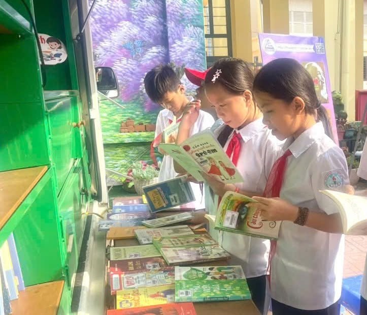 “Trang sách kể chuyện Bác Hồ” đến với học sinh Lào Cai - ảnh 3