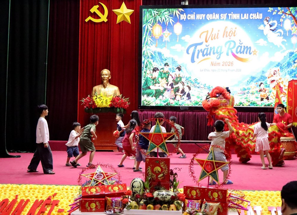 Mang niềm vui Trung thu đến con em cán bộ, chiến sĩ Lai Châu - ảnh 3