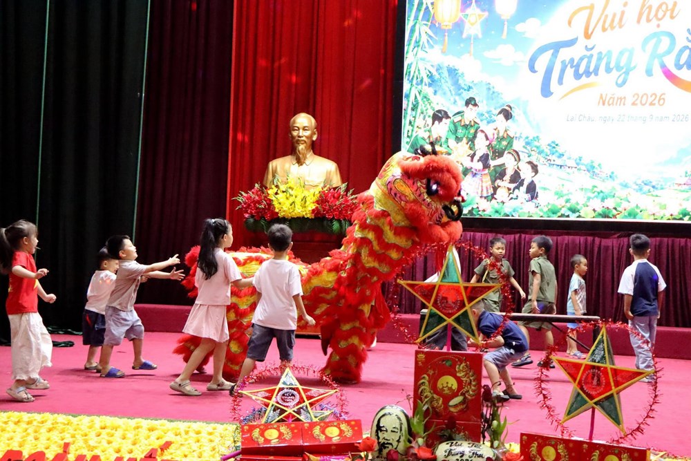 Mang niềm vui Trung thu đến con em cán bộ, chiến sĩ Lai Châu - ảnh 5