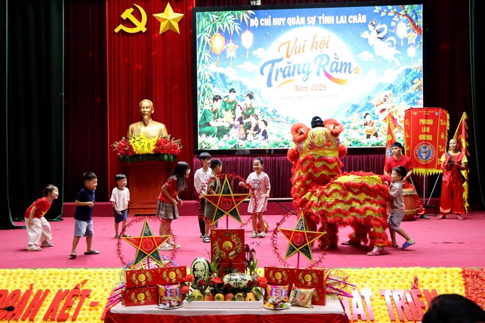 Mang niềm vui Trung thu đến con em cán bộ, chiến sĩ Lai Châu - ảnh 4