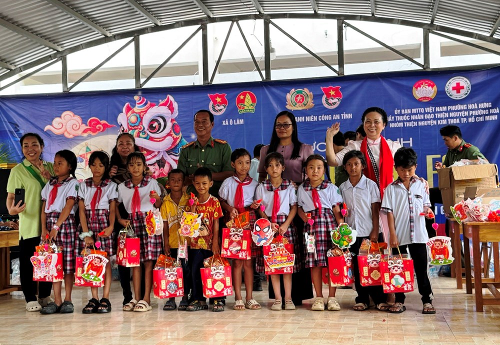 Trao 300 phần quà Trung thu cho học sinh Khmer có hoàn cảnh khó khăn - ảnh 1