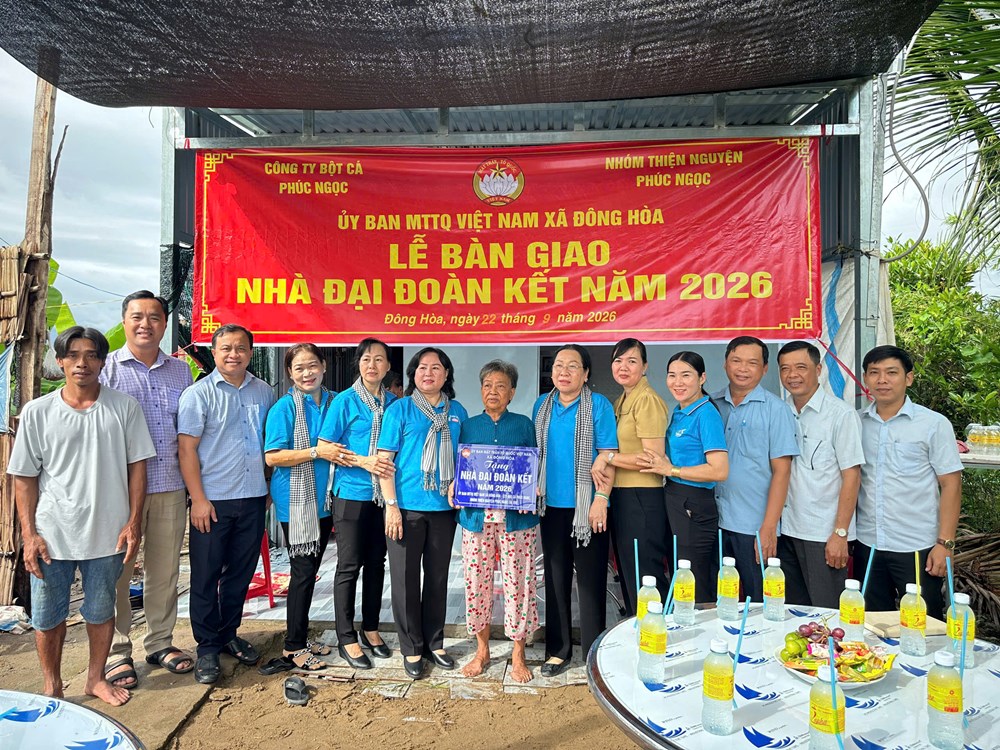 An Giang trao 6 căn nhà Đại đoàn kết cho hộ cận nghèo - ảnh 1