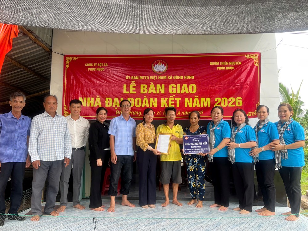 An Giang trao 6 căn nhà Đại đoàn kết cho hộ cận nghèo - ảnh 2