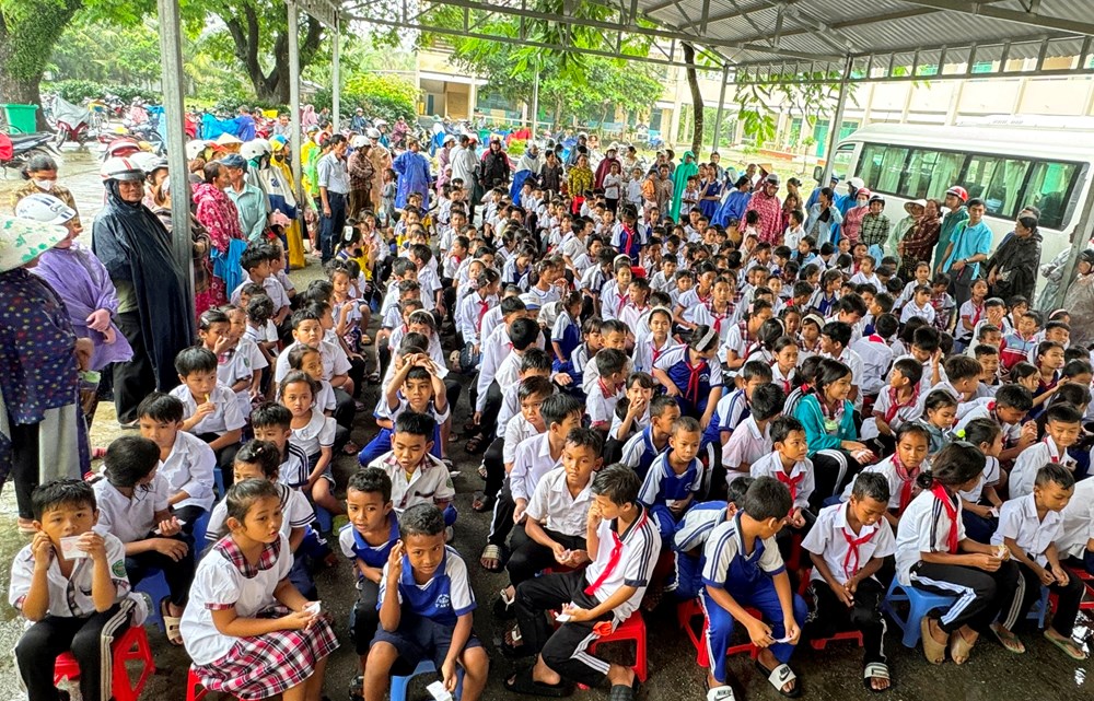 Trao 300 phần quà Trung thu cho học sinh Khmer có hoàn cảnh khó khăn - ảnh 2