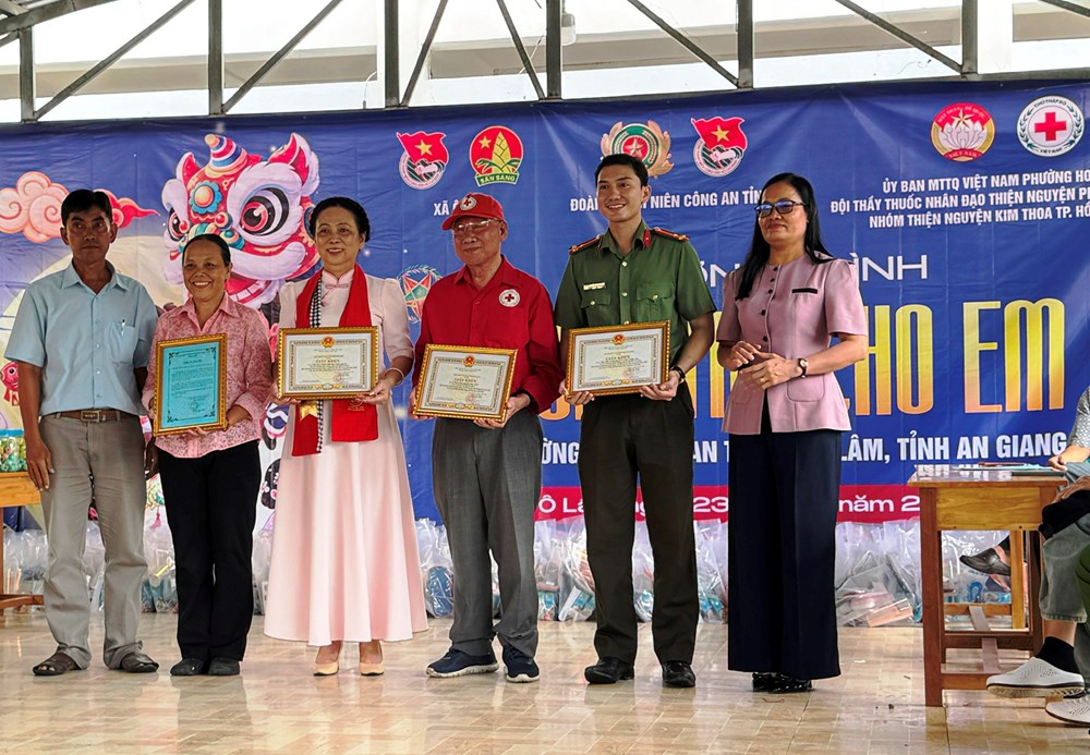Trao 300 phần quà Trung thu cho học sinh Khmer có hoàn cảnh khó khăn - ảnh 3