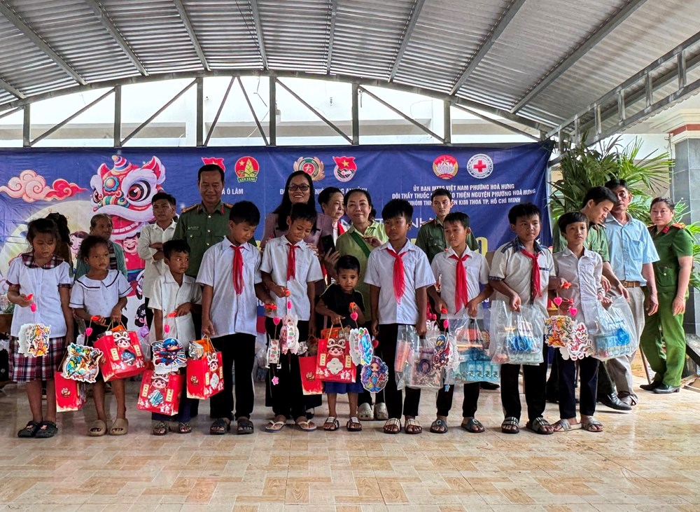 Trao 300 phần quà Trung thu cho học sinh Khmer có hoàn cảnh khó khăn - ảnh 4