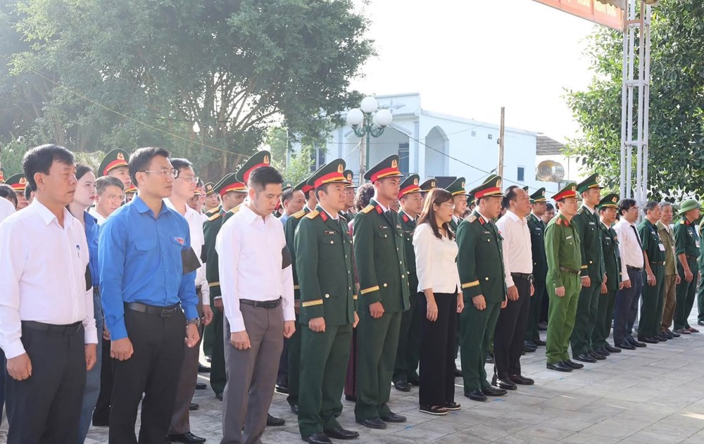 Điện Biên truy điệu, an táng 10 hài cốt liệt sĩ tại Nghĩa trang Liệt sĩ Tông Khao - ảnh 2