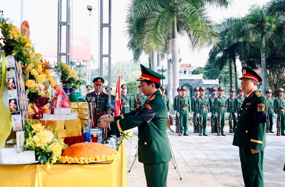Điện Biên truy điệu, an táng 10 hài cốt liệt sĩ tại Nghĩa trang Liệt sĩ Tông Khao - ảnh 1