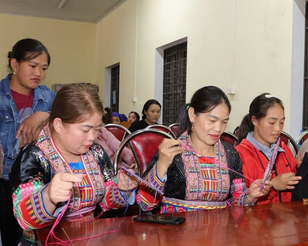 Phụ nữ Dao ở Sủng Máng gìn giữ nghề thêu truyền thống - ảnh 2