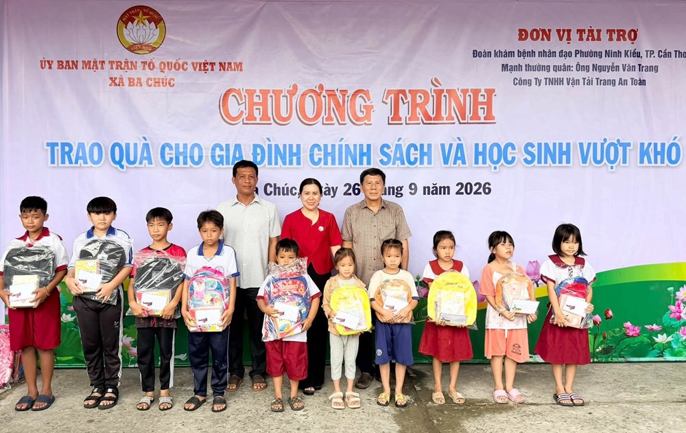 Khám bệnh, cấp thuốc miễn phí và trao quà cho 300 hộ nghèo xã Ba Chúc - ảnh 1